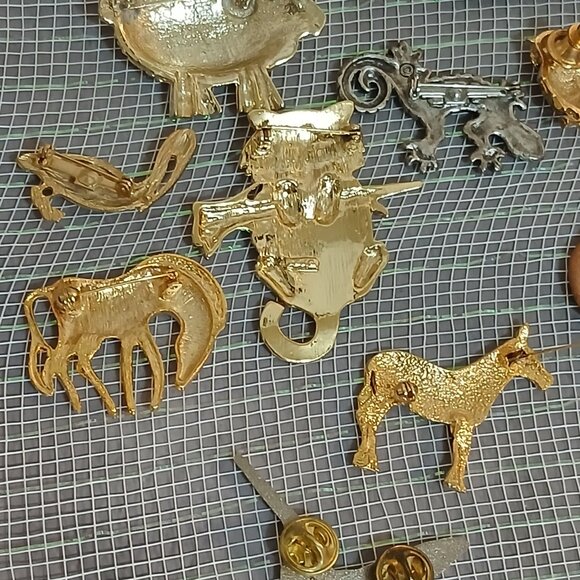 Collection of Vintage Animal Brooches/Pins-Zebras, Pelican, Leopard, Turtle, Cat - Picture 6 of 9
